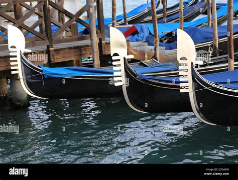 Venedig Italien Gondeln Vor Anker Bei Der Landung Passagiere Am Canal