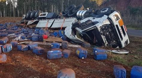 Caminh O Carregado Tambores De Soda C Ustica Tomba Na Pr