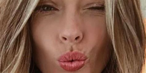 Instagram Caroline Receveur Affiche Son Sublime Baby Bump En Bikini