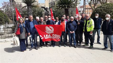 In Piazza Per Gli Stipendi Non Pagati Palermo Oggi