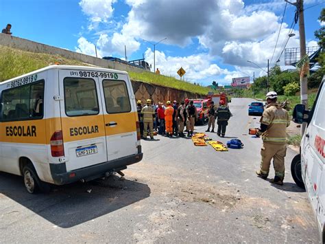 Acidente van escolar deixa crianças feridas na MG 010 em Vespasiano