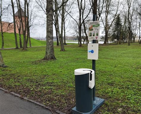 В Кремлёвском парке появилась урна с дог-пакетами для уборки за ...