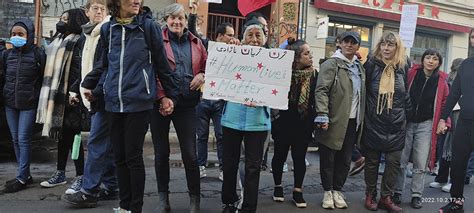 Menschenkette In Berlin Frau Leben Freiheit Jin Jiyan Azadi