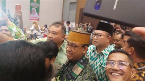 BREAKING NEWS Anies Baswedan Tiba Di Makassar Pakai Songkok Recca