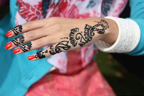 26 Elegant Henna Tattoo Designs For Women Pulptastic