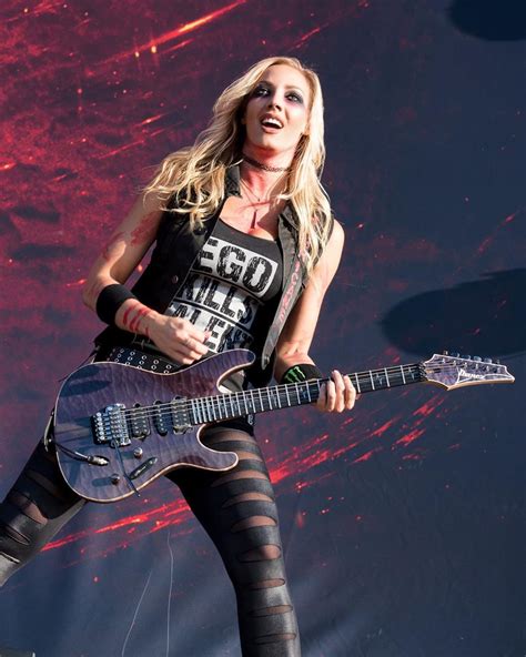 Nita Strauss (Alice Cooper) : r/Metalboners