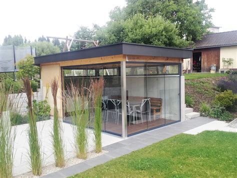 Gartenhaus mit ganz glasschiebetüren für eine flexible