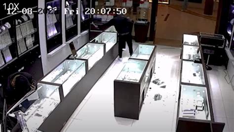 Video Shows Suspects Robbing Jewelry Store Inside Brampton Mall