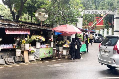 Berkah Jelang Ramadan Omzet Pedagang Bunga Di TPU Jeruk Purut Melonjak