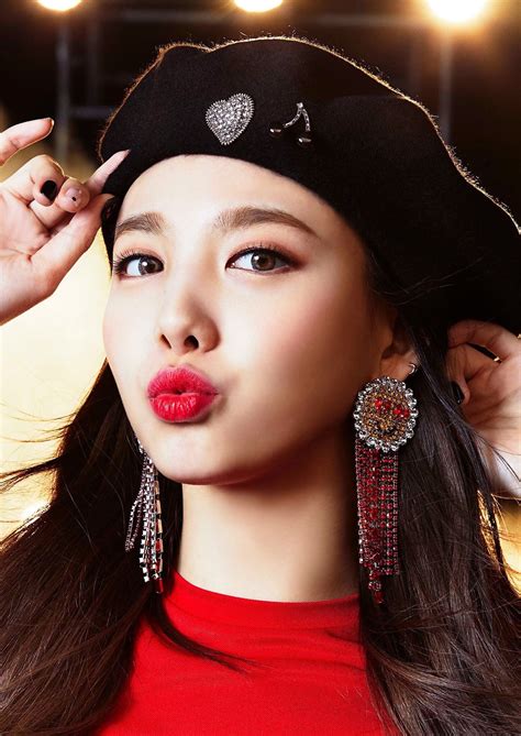 10 Times TWICE's Nayeon Looked Like A Parisian Peach In Berets - Koreaboo