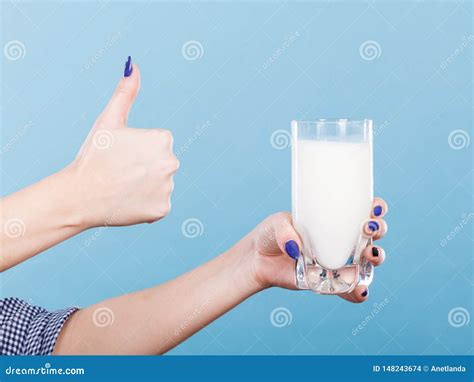 Main De Femme Tenant Le Verre De Lait Photo Stock Image Du Laiterie