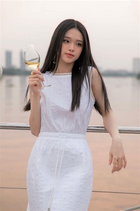Lối Nhỏ Vào Đời vừa chiếu đã hot Linh Ka đóng cặp Long Hoàng hot hơn Divine News