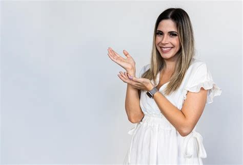 Una joven latina señala a los lados concepto de publicidad y presentación Foto Premium