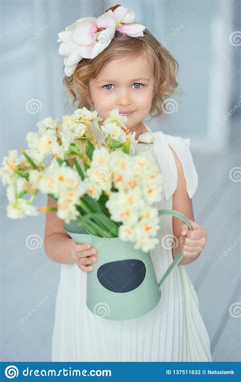 Petite Fille Avec Un Bouquet Des Tulipes Photo Stock Image Du