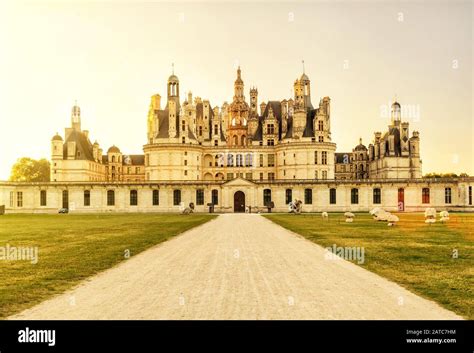 Le Château royal de Chambord au coucher du soleil France Ce château