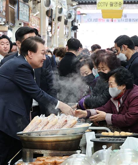 尹 청주 전통시장서 지역시장 활성화에 정부가 지원종합 아시아경제