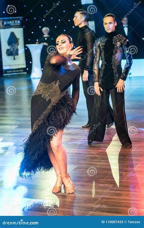 Bailarines Que Bailan La Danza Latina Foto De Archivo Editorial Imagen De Deporte Salsa