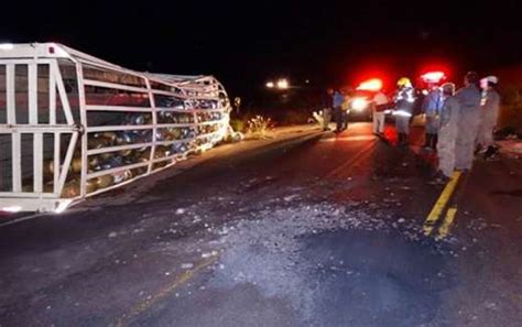 Nova Laranjeiras Carreta De G S Tomba E A Carga Saqueada Na Br