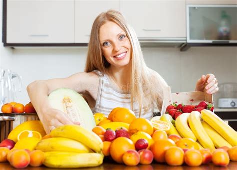 Gl Ckliche Blonde Hausfrau Mit Reifen Fr Chten Stockbild Bild Von Aprikosen Frisch