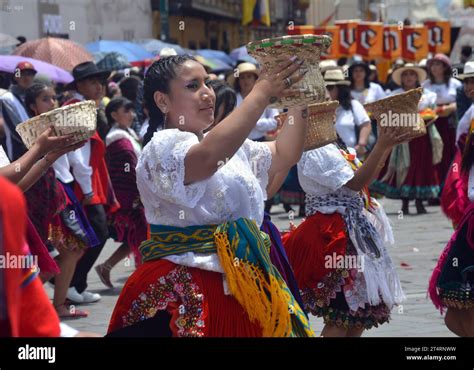 Cuenca Desfile Estudiantil Fiestas Noviembrinas Cuenca Ecuador De