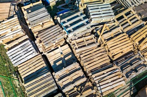 Paletas de madera vacías apiladas en el sitio de construcción área de