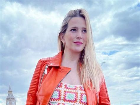 Súper canchera Luisana Lopilato lució su embarazo con un vestido a