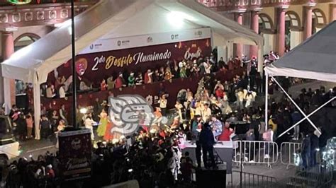 Ciudadanos Disfrutan Luminoso Desfile Navideño En Xalapa