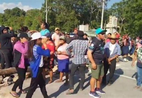 Habitantes De Comunidades Bloquean Carretera Federal De Chetumal