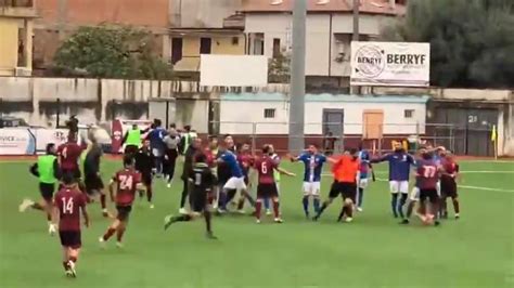 Calcio Violento Maxi Rissa A Rosarno Tre Giocatori In Ospedale E