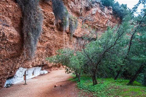 Kapel Kecil Di Lubang Meteorit Di Dimiana Pada Peloponnese Foto Stok