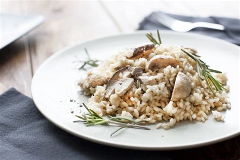 Risotto Met Paddestoelen Kruiden En Parmezaanse Kaaskaas Stock