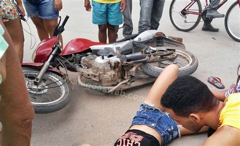 Sem Capacete Adolescente De Anos Que Conduzia Moto Fica Ferida Ap S