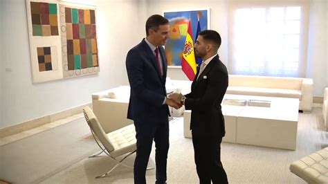 Pedro Sánchez recibe a Ilia Topuria en Moncloa y le promete el DNI