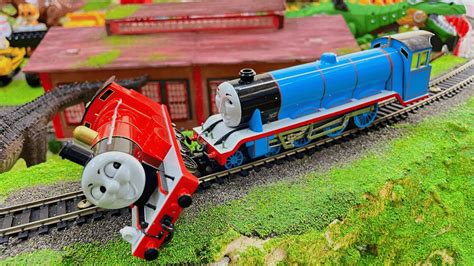 Kereta Thomas And Friends James Diserang Ankilosaurus Saat