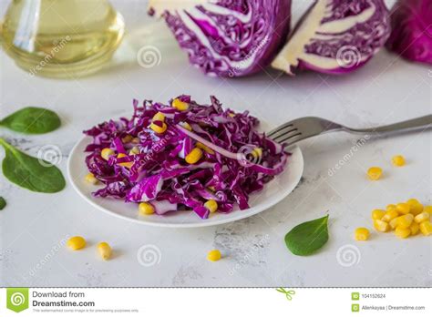 Salada De Couve Vermelha Fresca Milho Vegeterian E Alimento Da