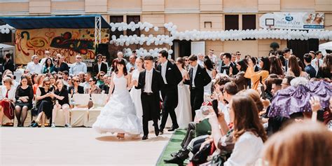 Emo Ie I Elegan Valsuri Vieneze La Ceremonia De Absolvire De La