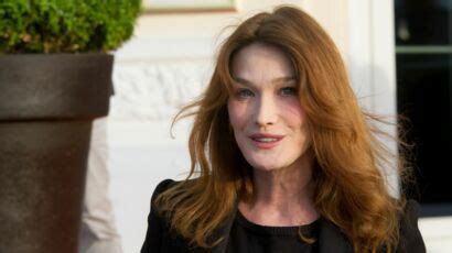 Carla Bruni Publie Une Photo D Elle Enti Rement Nue Dans Une Cabane