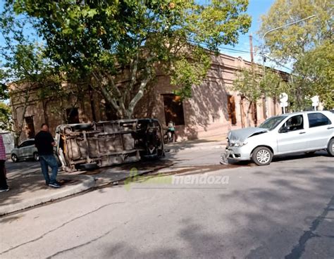 Fuerte Choque Y Vuelco En Avenida Rivadavia Y Buenos Aires