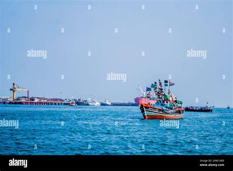 Boats sailing in Bet dwarka Stock Photo - Alamy