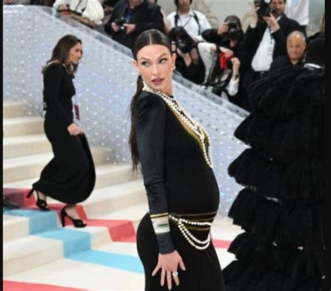 Karlie Kloss Mannequin A Eu Un B B Sur Le Tapis Rouge Du Met Gala En