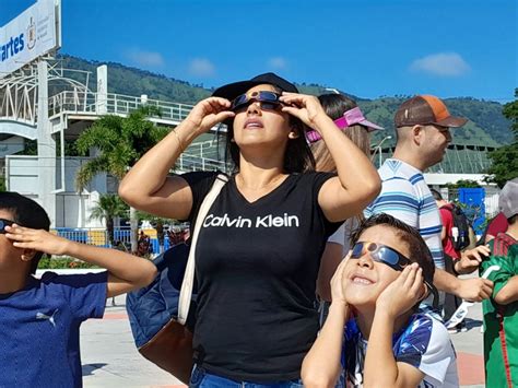 Familias Disfrutaron Observaci N Del Eclipse En La Uan