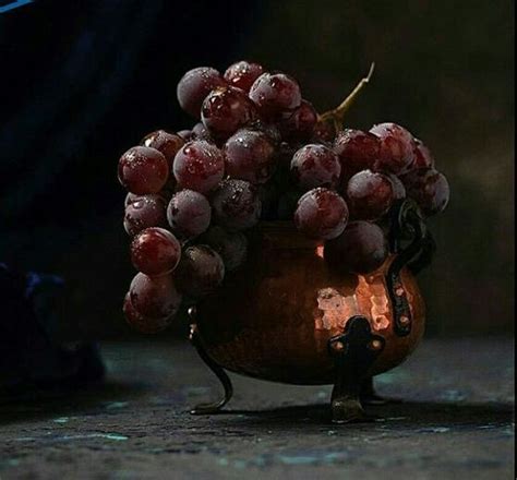 Кисть в красивой медной чаше