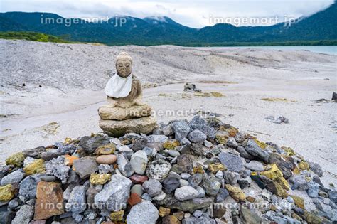 霊場恐山 恐山菩提寺 宇曽利湖 無縁佛（青森県むつ市）の写真素材 229632478 イメージマート