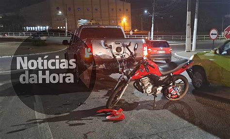 Motociclista não vê veículo parado colide e fica em estado grave na