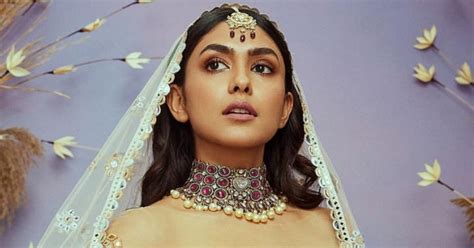 Mrunal Thakur मृणाल ठाकूरचा मनमोहक अंदाज ब्रायडल लूकमध्ये दिसतेय खास Bollywood Actress