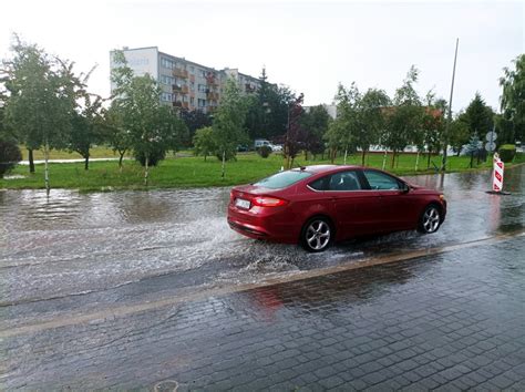 Oberwanie chmury nad Tarnobrzegiem Grad i zalane ulice Zobacz zdjęcia