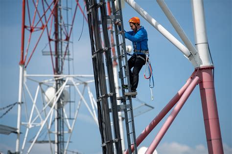 Stacja Bazowa Orange Technik Na Drabinie Biuro Prasowe Orange Polska