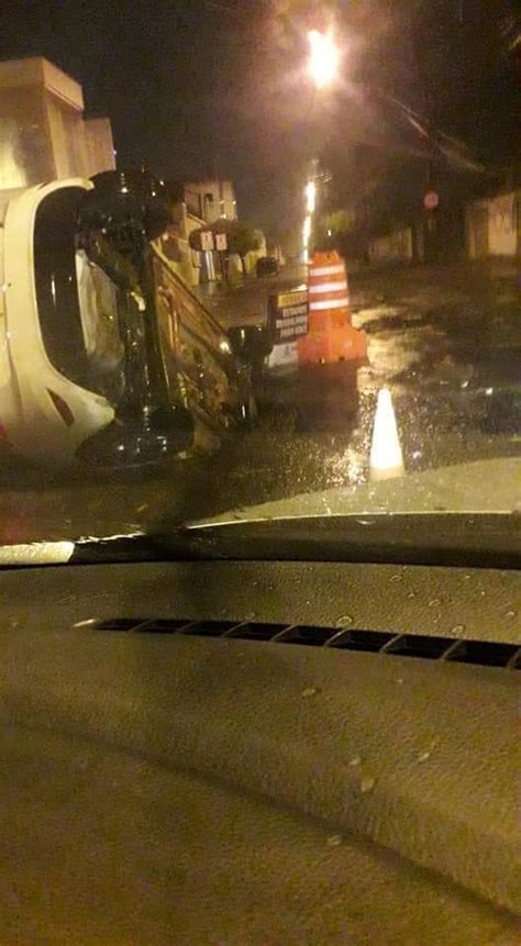 Carro Cai Em Cratera Formada Pela Chuva No Centro De Araguari V Tv