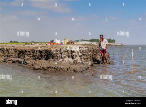 Jamuna Bangladesh November 7 2016 Local Man On A Char Sandbank