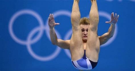 Pelados Na Nata O Naked Swimmers Gtos Do Saltos Ornamentais Usando Sungas Coloridas